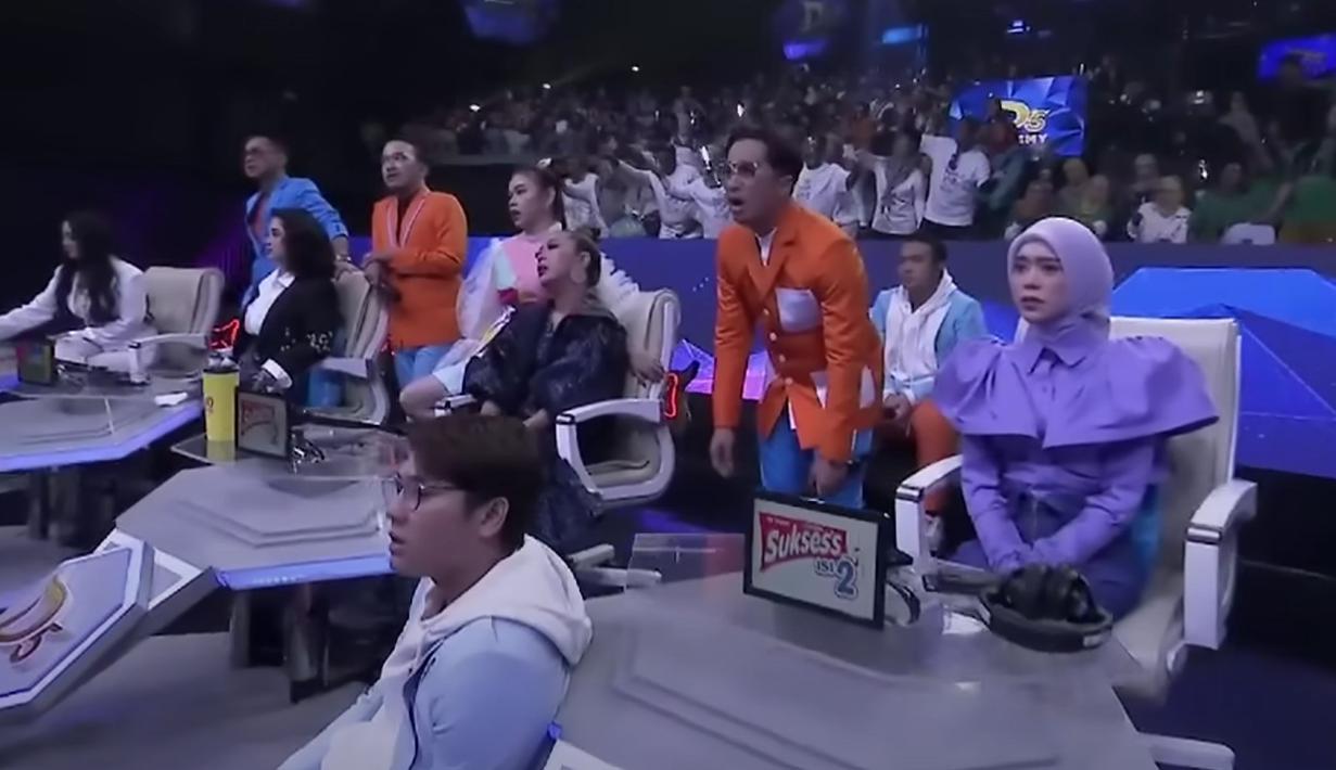 Para juri dan presenter D'Academy 5 saat menonton video Begitu Syulit Lupakan Reyhan. (Foto: YouTube Indosiar)