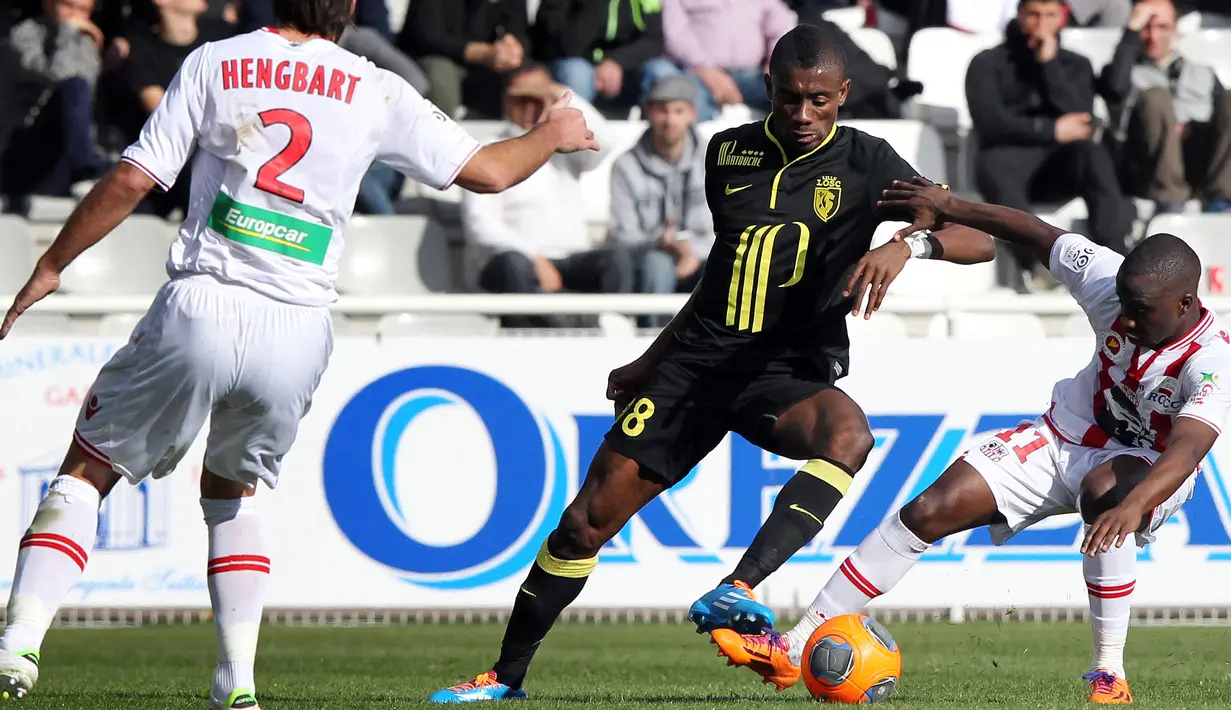 Salomon Kalou. Pemain yang kini berstatus tanpa klub sejak April 2021 ini mengoleksi 4 hattrick bersama 3 klub, Feyenoord, Hertha Berlin dan Lille. Hattrick terakhirnya dicetak saat Lille menang 3-2 atas tuan rumah Ajaccio di Liga Prancis 2013/2014, 2 Maret 2014. (AFP/Pascal Pochard-Casabianca)