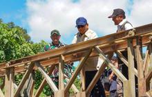 FOTO: Presiden dan Kasad Tinjau Jembatan Darurat Pascagalodo di Sumatera Barat