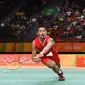 Lin Dan berusaha mengembalikan kok saat melawan pebulutangkis Malaysia, Lee Chong Wei dpada semifinal bulutangkis Olimpiade Rio 2016 di  Riocentro stadium, Rio de Janeiro, (19/8/2016). (AFP/Goh Chai Hin)