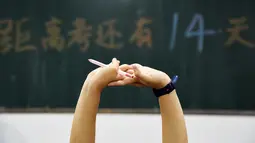 Siswa sekolah menengah bersiap mengisi soal menjelang ujian tahunan "Gaokao" atau ujian masuk perguruan tinggi di China, provinsi Hebei utara (23/5). Gaokao dikenal oleh para siswa di China sebagai ujian tersulit selama sekolah. (AFP Photo/China Out)