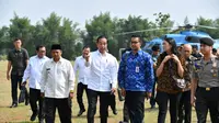 Staf Khusus Presiden, Putri Indahsari Tanjung, serta Andi Taufan Garuda Putra (kemeja biru) mendampingi Jokowi saat kunjungan ke Subang. (Laily Rachev/Biro Pers Sekretariat Presiden)