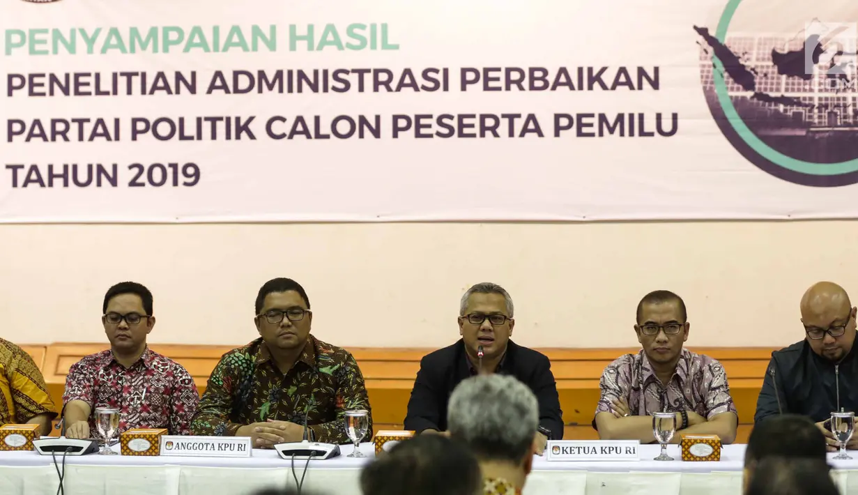 Ketua KPU Arief Budiman (ketiga kanan) memaparkan Hasil Penelitian Administrasi Perbaikan kepada 9 Partai Politik (Putusan Bawaslu) di Gedung KPU Pusat, Jakarta, Minggu (24/12). (Liputan6.com/Faizal Fanani)