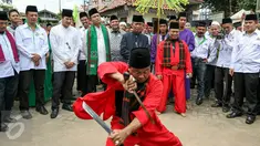 Dua bakal Cagub DKI Jakarta, Yusril Ihza Mahendra dan Sandiaga Uno hadiri pelantikan dewan Pimpinan Pusat Rumpun Masyarakat Betawi (RMB) di Balai Rakyat Condet, Kramat Jati, Jakarta Timur, Minggu (20/3/2016). (Liputan6.com/Yoppy Renato)