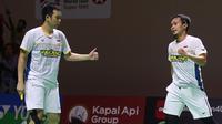 Indonesia berhasil menambah dua wakilnya ke babak 16 besar di sektor ganda putra dalam Kejuaraan Bulu Tangkis Indonesia Open 2023. Dari tiga wakil yang berlaga pada hari kedua, Rabu (14/6/2023), pasangan Mohammad Ahsan/Hendra Setiawan dan Pramudya Kusumawardana/Yeremia Eric Yoche Yacob Rambitan berhasil menang atas lawan-lawannya untuk menyusul Fajar Alfian/Muhammad Rian Ardianto dan Leo Rolly Carnando/Daniel Marthin yang telah lebih dahulu lolos pada hari pertama. Satu-satunya ganda putra Indonesia yang tersingkir adalah Muhammad Shohibul Fikri/Bagas Maulana yang takluk dari andalan Malaysia, Aaron Chia/Soh Wooi Yik. 
 (Bola.com/Bagaskara Lazuardi)