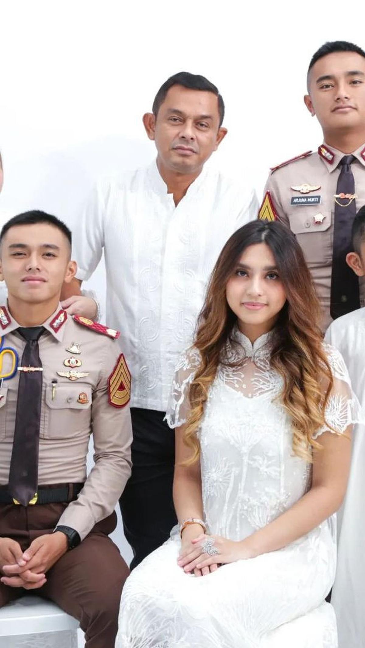 Sebagai seorang ayah, Mukti Juharsa tentu merasa sangat bangga. Apalagi putranya berhasil menjadi seorang perwira.