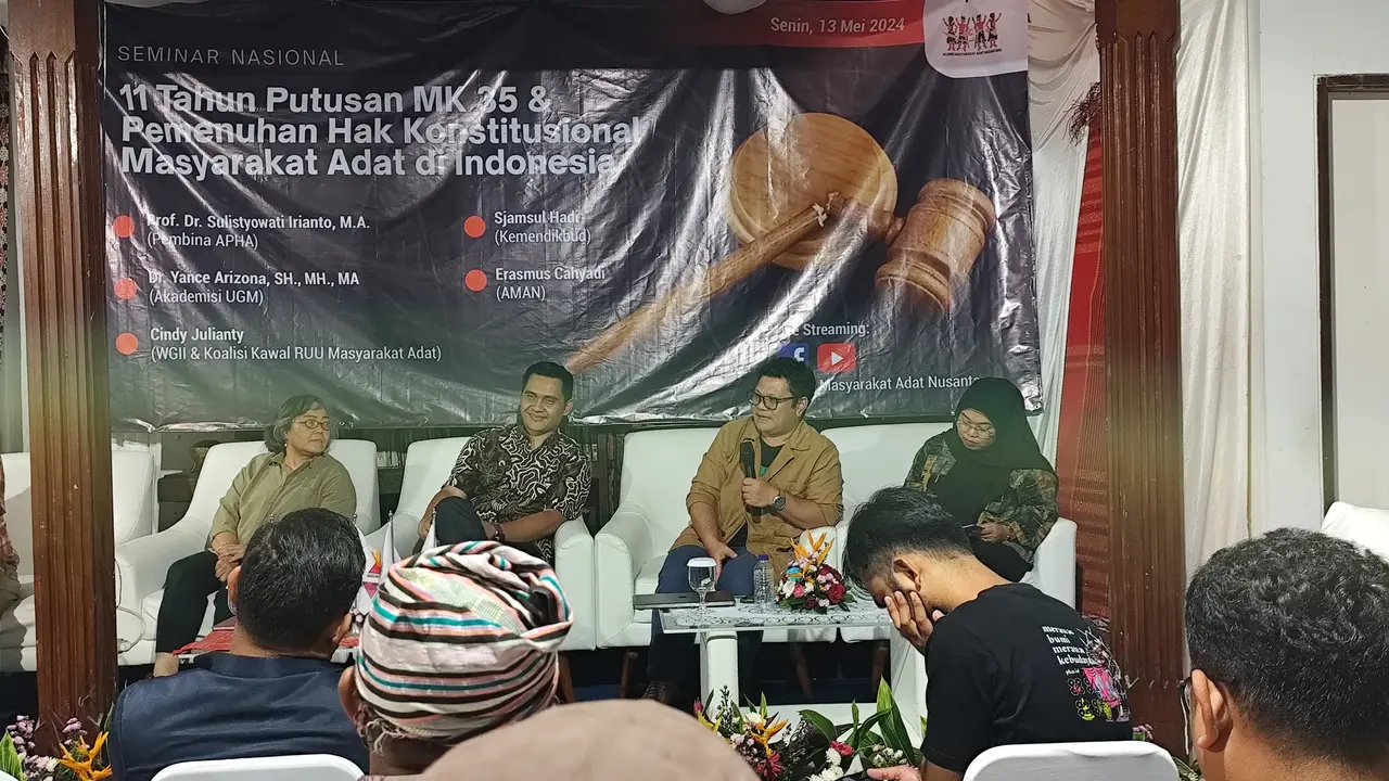 Seminar Nasional, bertemakan '11 Tahun Putusan MK 35 dan Pemenuhan Hak Konstitusional Masyarakat di Indonesia' di Rumah AMAN, Jakarta, Senin (13/5/204).