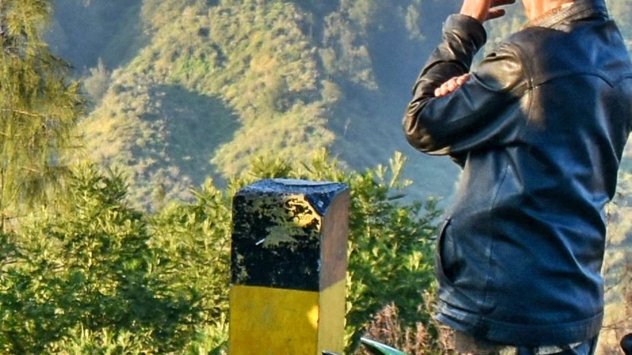 Saat ini sejumlah petugas masih disiagakan di Pos Jemplang guna memantau dan upaya pemadaman secara langsung.<br>