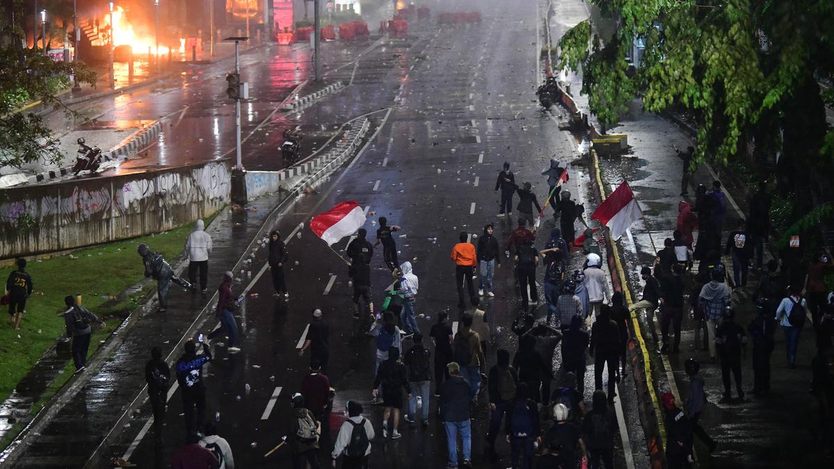 Hujan Deras, Massa Pengunjuk Rasa di Depan Polda Metro Jaya Bubar