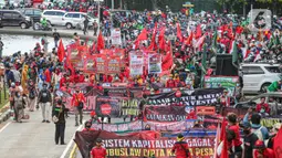 Massa dari berbagai elemen buruh berunjuk rasa di kawasan Patung Kuda, Jakarta, Kamis (22/10/2020). Dalam aksi yang digelar bertepatan dengan setahun pemerintahan Presiden Joko Widodo-Wapres Ma'ruf Amin itu massa meminta dikeluarkannya Perppu pencabutan UU Cipta Kerja. (Liputan6.com/Faizal Fanani)
