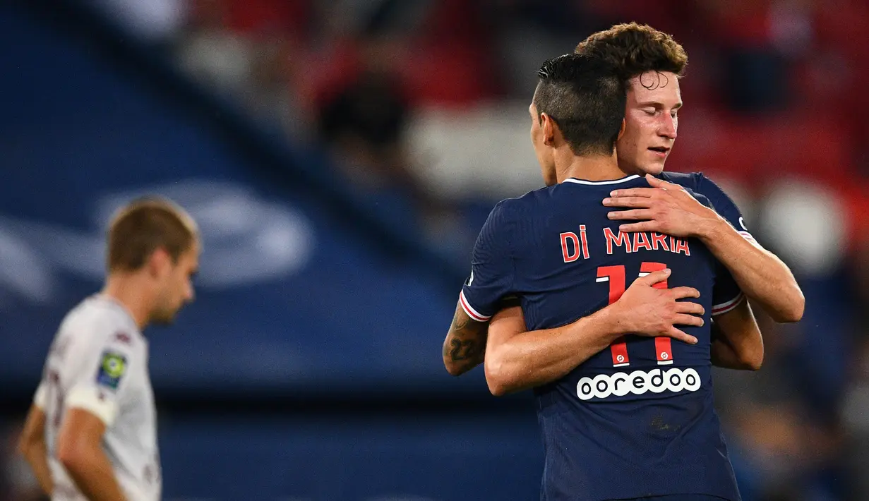 Gelandang PSG, Julian Draxler, merayakan gol yang dicetaknya ke gawang Metz pada laga Liga Prancis di Stadion Parc des Princes, Paris, Kamis (17/9/2020) dini hari WIB. PSG menang 1-0 atas Metz. (AFP/Franck Fife)