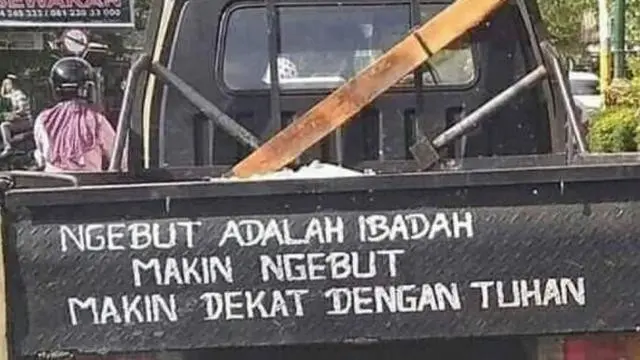 Tulisan nyeleneh di bodi mobil (ist)