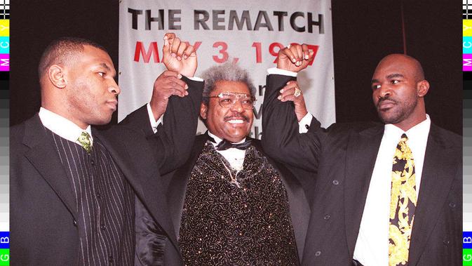 Mike Tyson dan Evande Holyfield bersama promotor tinju dunia Don King (Timothy A Clary/AFP)