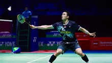 Tunggal putra Indonesia Jonatan Christie menang atas Loh Kean Yew dari Singapura melalui laga ketat 21-18 dan 22-20 di Indira Gandhi Sports Complex, Sabtu (17/1). Hasil itu membawa Jonatan ke final India Open 2026. (foto: PBSI)