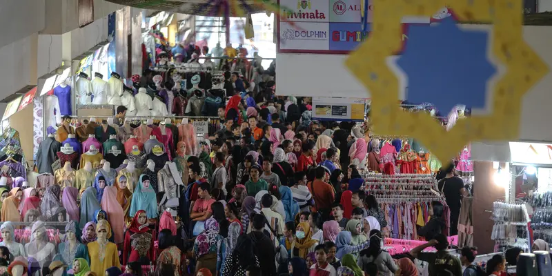20150628-Padatnya Pengunjung Pasar Tanah Abang Jelang Lebaran-Jakarta 1