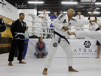 Legenda UFC, Royce Gracie, memberikan pelatihan MMA di South Quarter, Jakarta, Senin (17/7/2017). Kedatangan pria asal Brasil tersebut untuk memberikan pelatihan sekaligus meresmikan Tatsujin MMA Indonesia. (Bola.com/M Iqbal Ichsan)