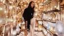 Travelling ke Maroko, Alyssa tenteng Jodie Bag dari Bottega Veneta dengan outfit serba putih
[instagram/alyssadaguise]