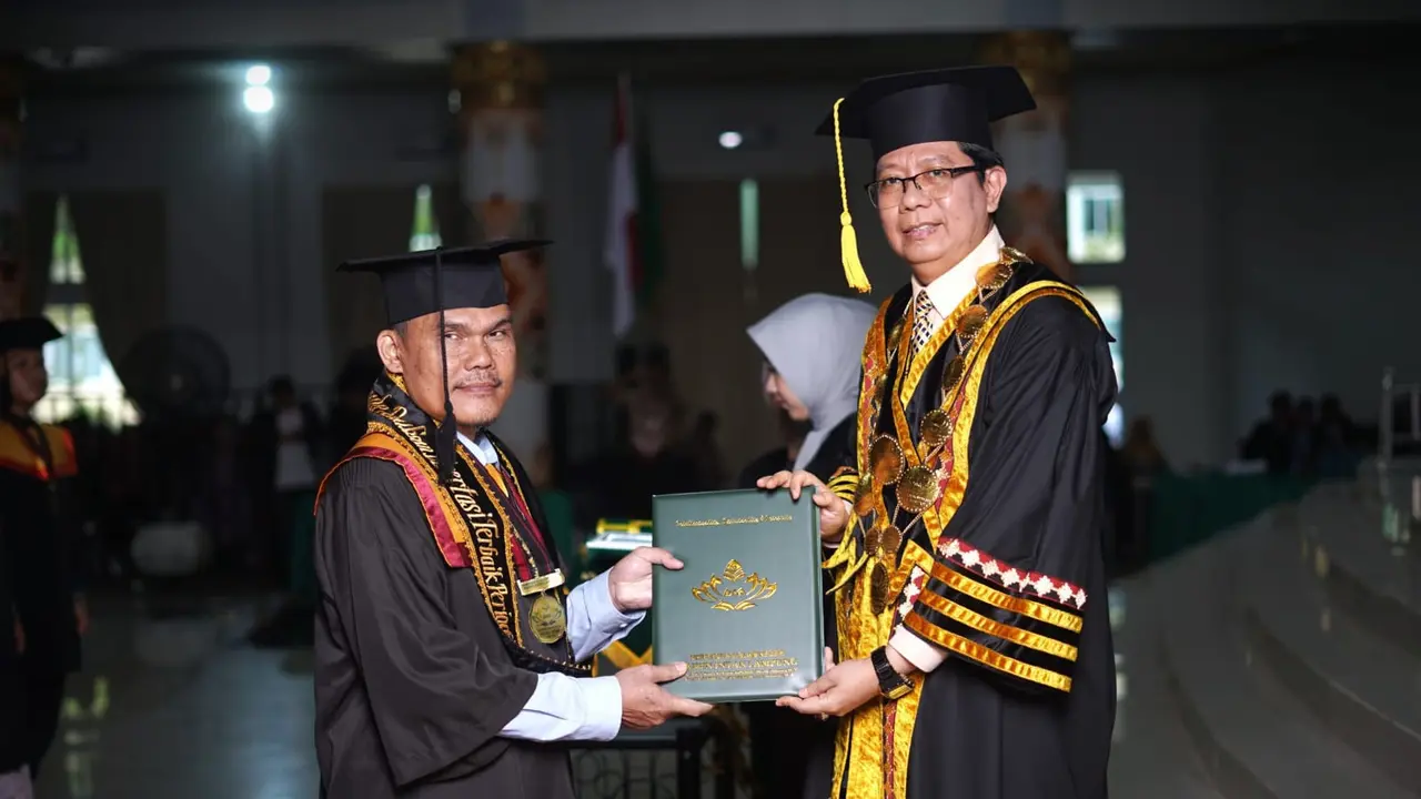 Keterbatasan Penglihatan Tak Surutkan Semangat Supron Ridisno Lulus S3 dengan Disertasi Terbaik