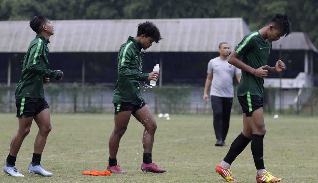 Pemain Timnas Indonesia U-19, Beckham Putra dan Bagus Kahfi, melakukan pendinginan usai latihan di Stadion Padjajdaran, Bogor, Kamis (26/9). Latihan ini merupakan persiapan jelang kualifikasi Piala Asia 2020. (Bola.com/Yoppy Renato)