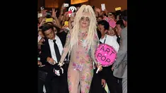 Selasa (12/8/14), penyanyi Lady Gaga tiba di Bandara Internasional Narita, Tokyo. (AFP PHOTO/Toshifumi Kitamura)