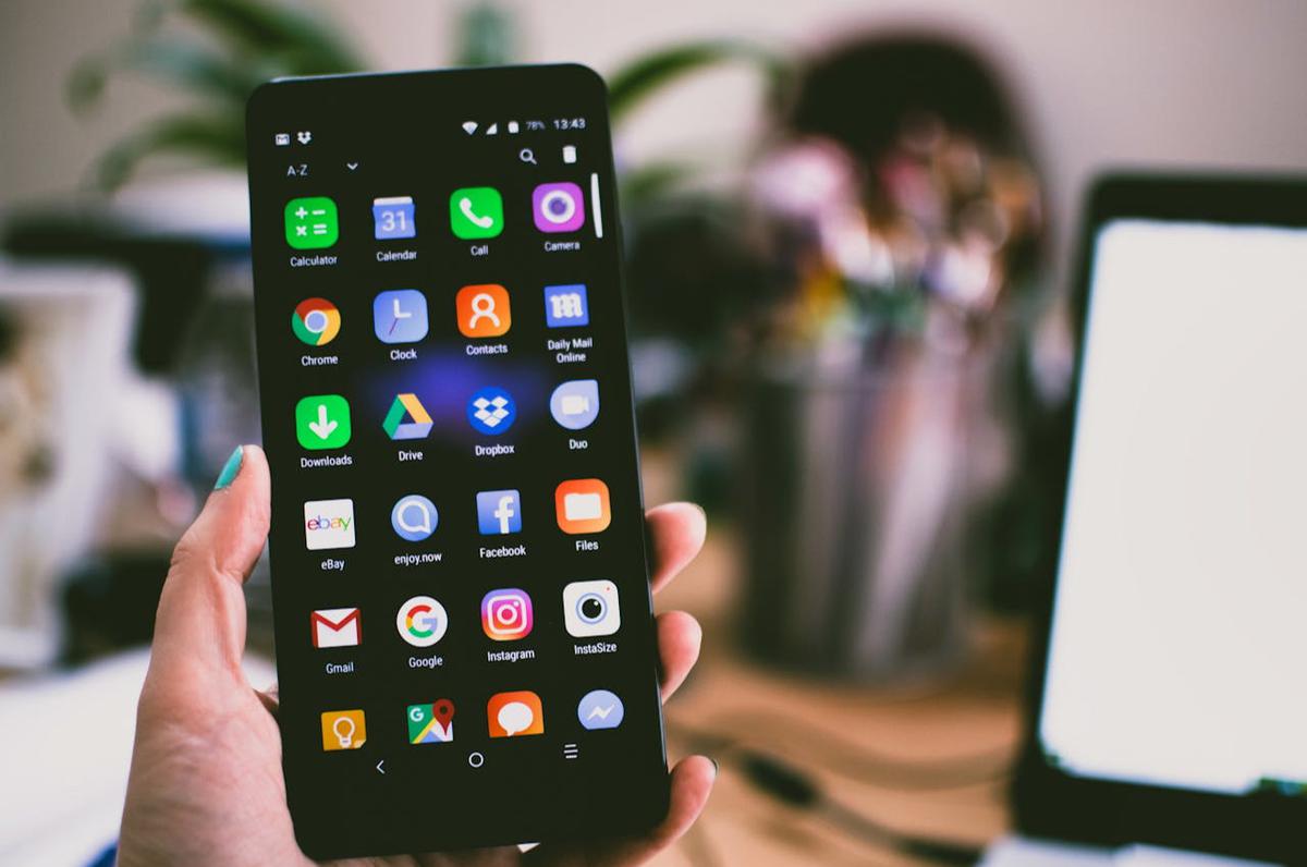 Ilustrasi Handphone Yang Harus Dibersihkan