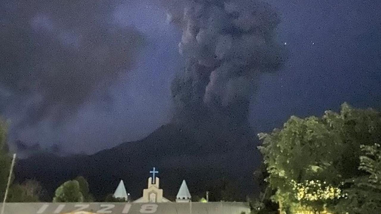 Setidaknya penduduk dari dua provinsi di Negros Occidental serta Negros Oriental, Filipina diminta untuk mengungsi agar tak terdampak erupsi Gunung Kanlaon pada Senin, 3 Juni 2024 (Dok. AFP).