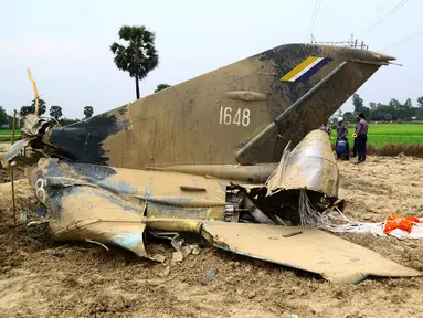 Reruntuhan jet tempur milik Myanmar jatuh di area persawahan desa Kyunkone yang berjarak satu jam dari ibu kota Naypyidaw, Selasa (3/4). Pilot pesawat jet tempur tersebut tewas karena lukanya saat dalam perjalanan ke rumah sakit militer. (AFP Photo)