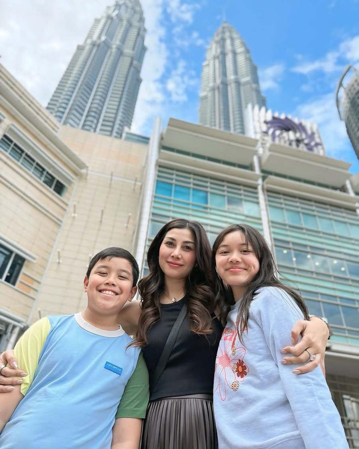 8 Potret Nisya Ahmad Liburan Bareng Mantan Suami dan Anak, Tetap Kompak - Foto Bersama