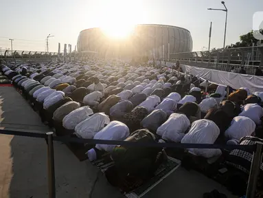 Umat muslim melaksanakan salat Idul Adha 1443 Hijriah di Jakarta International Stadium, Minggu (10/7/2022). Pemerintah menetapkan libur nasional Hari Raya Idul Adha 1443 Hijriah jatuh pada 10 Juli 2022 berdasarkan Keputusan Menteri Agama No. 668/2022 tentang Penetapan 1 Dzulhijah dan Idul Adha 1443. (Liputan6.com/Faizal Fanani)