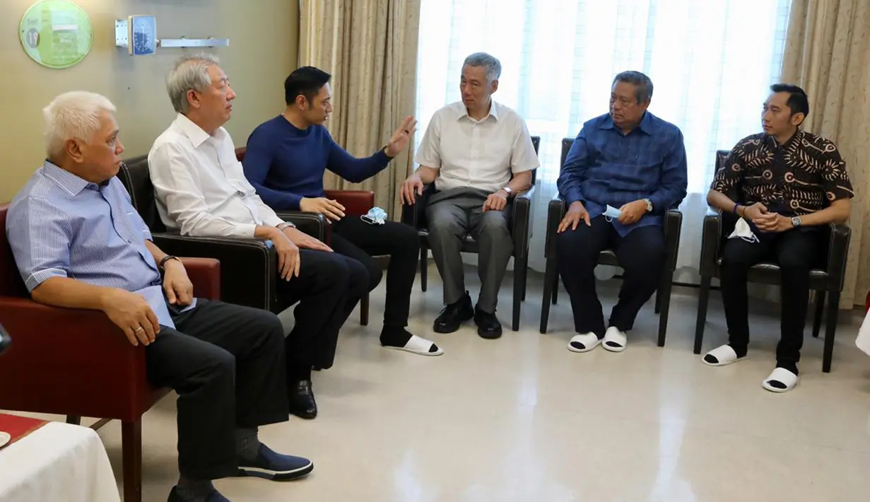 PM Singapura, Lee Hsien Loong (ketiga kanan) saat menjenguk Ani Yudhoyono di National University Hospital, Singapura, Jumat (15/1). Kedatangan PM Lee disambut oleh Susilo Bambang Yudhoyono, Agus Harimurti dan Edhie Baskoro (Liputan6.com/HO/Anung Anandito)