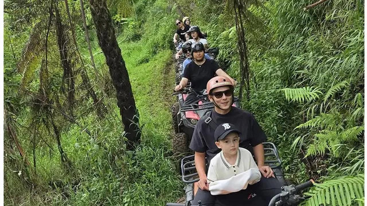 6 Potret Liburan Ussy dan Andhika di Kota Batu, Seru Naik ATV Bareng Anak