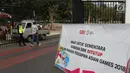 Petugas keamanan berjaga di Pintu Masuk 10 Kawasan Gelora Bung Karno, Jakarta, Jumat (20/7). Untuk memperlancar proses persiapan Asian Games 2018, kawasan GBK kembali ditutup untuk umum. (Liputan6.com/Helmi Fithriansyah)