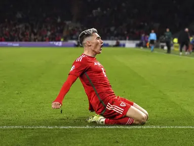 Gelandang Wales Harry Wilson berselebrasi setelah mencetak gol pertama untuk timnya ke gawang Kroasia pada matchday keenam Kualifikasi Euro 2024 Grup D di Stadion Kota Cardiff, Senin (16/10/2023) dini hari WIB. (Tim Goode/PA via AP)