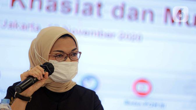 Kepala BPOM Penny K Lukito menyampaikan keterangan terkait vaksin COVID-19 di Gedung BPOM, Jakarta, Kamis (19/11/2020). Penny mengatakan Emergency Use of Authorization (EUA) vaksin COVID-19 Sinovac diharapkan bisa keluar pada minggu ketiga/keempat Januari 2021. (Liputan6.com/Faizal Fanani)