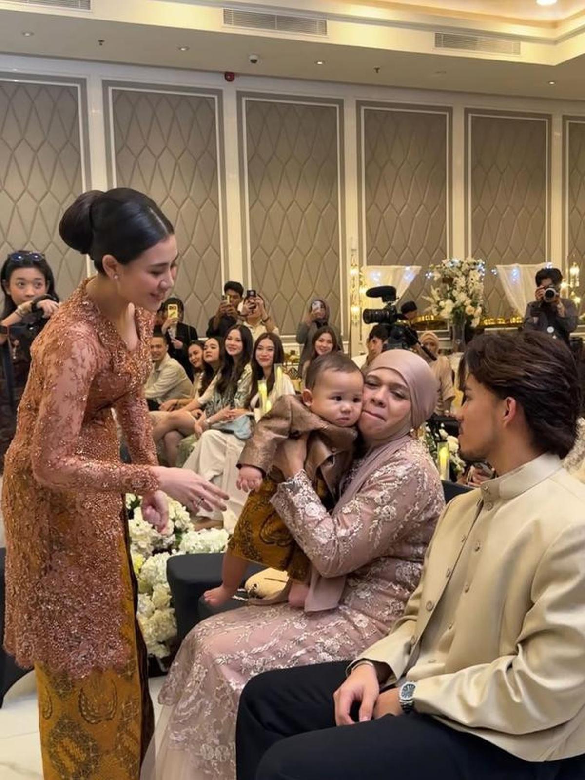 6 Potret Gamis Brokat Reza Artamevia dan Geni Faruk di Tedak Siten Anak Aaliyah Massaid