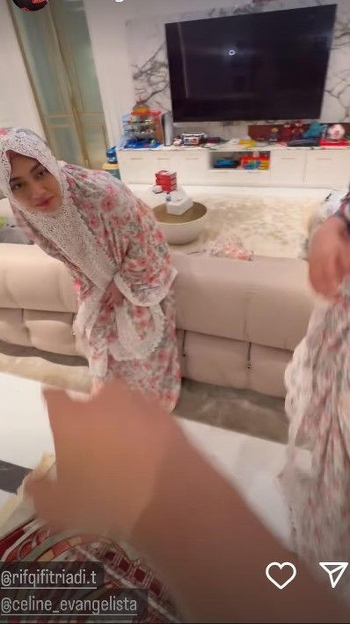 Tampaknya, artis cantik itu usai melaksanakan salat Subuh berjamaah di kediaman 'Sultan' Andara.