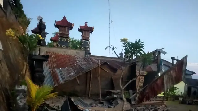 Rumah Roboh Akibat Gempa Magnitudo 4,8 di Bali