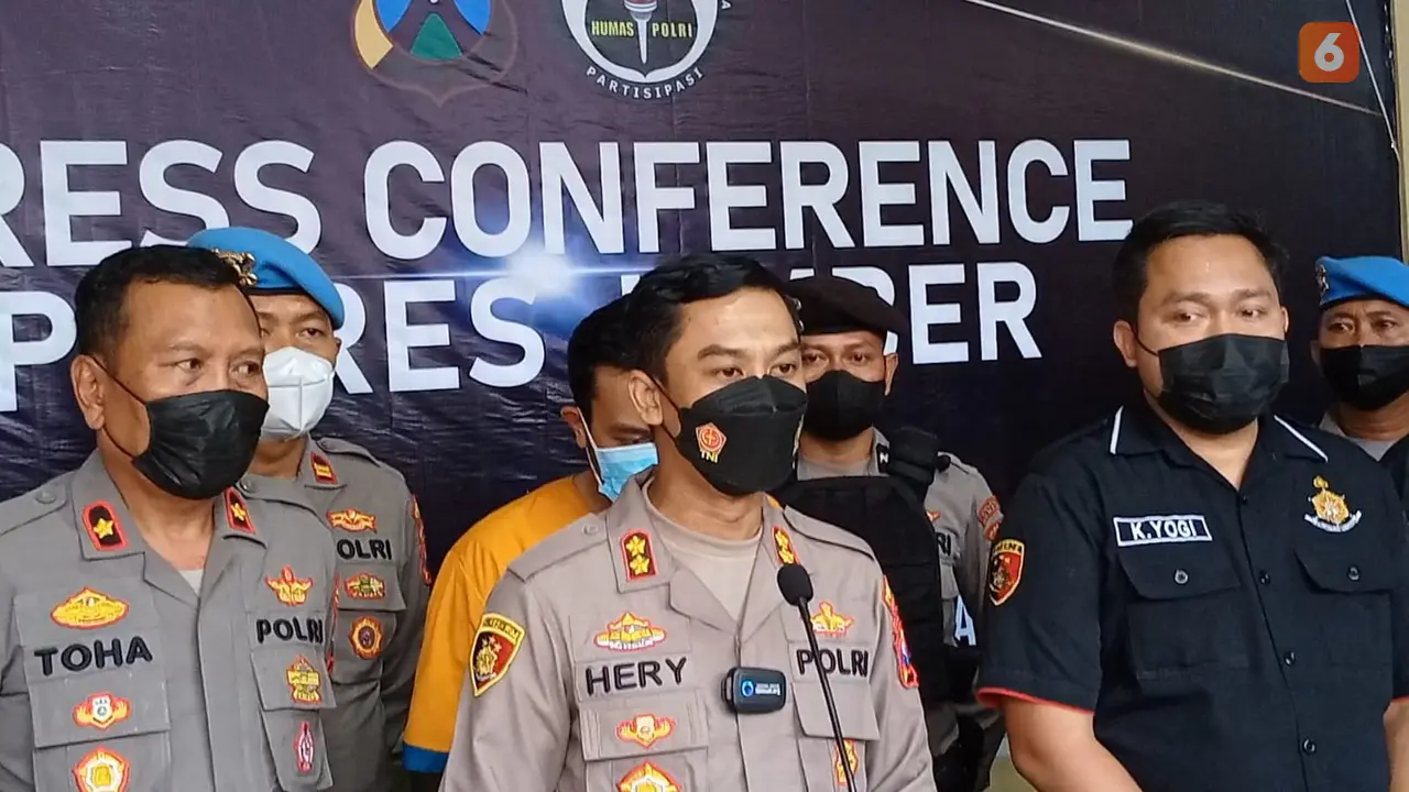Kapolres Jember AKBP Hery Purnomo (tengah) menggelar jumpa pers penetapan  pimpinan ritual di Pantai Payangan. (Hermawan Arifianto/Liputan6.com)