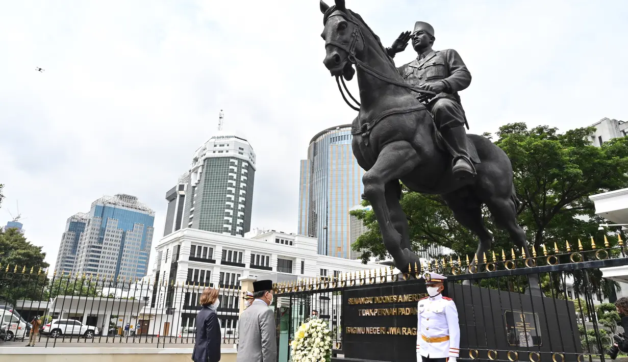 Menteri Pertahanan Prabowo Subiakto (kanan) dan Menteri Angkatan Bersenjata Prancis Florence Parly (kiri) meletakkan karangan bunga di depan patung Sudirman, pendiri TNI, selama kunjungan di Kementerian Pertahanan di Jakarta, Kamis (10/2/2022). (AFP/Adek Berry)