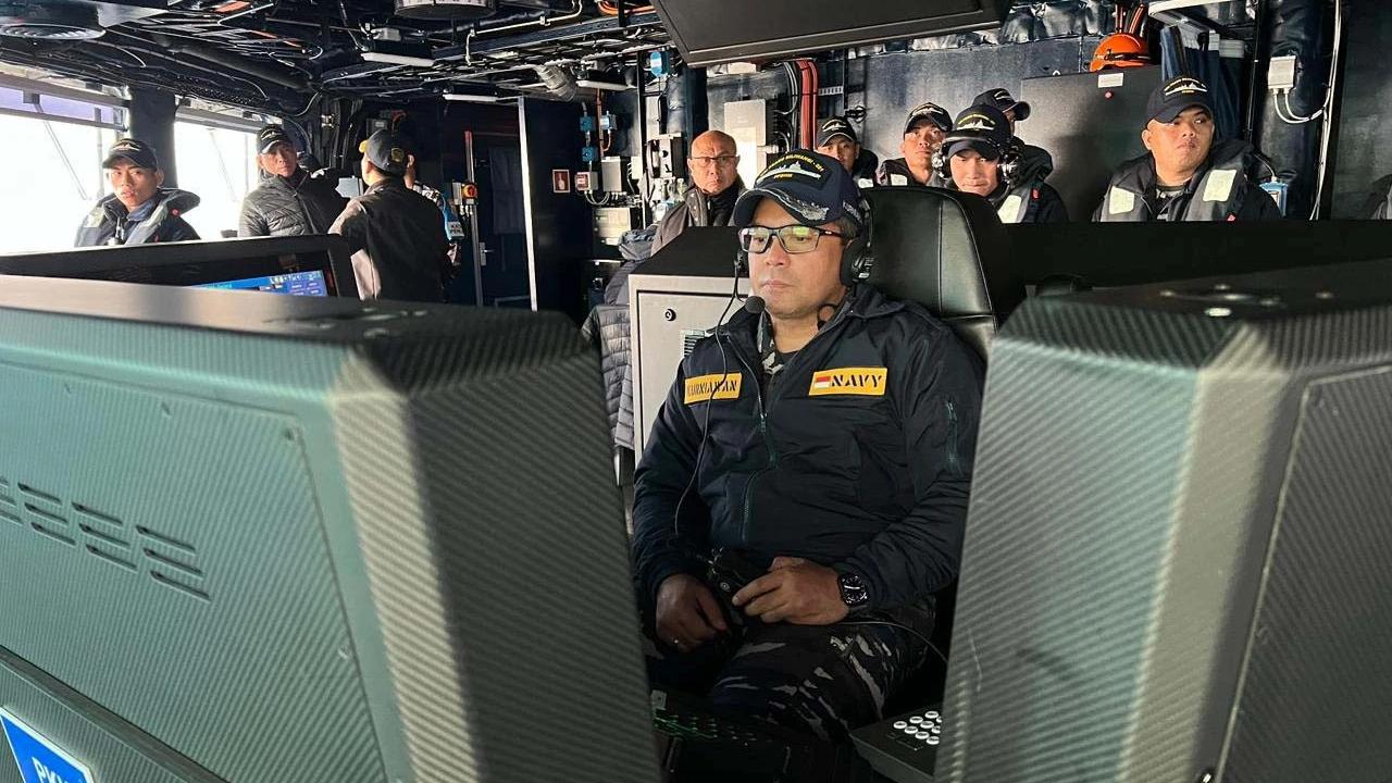 FOTO: Prajurit TNI AL Uji Meriam 127 MM KRI Prabu Siliwangi 321
