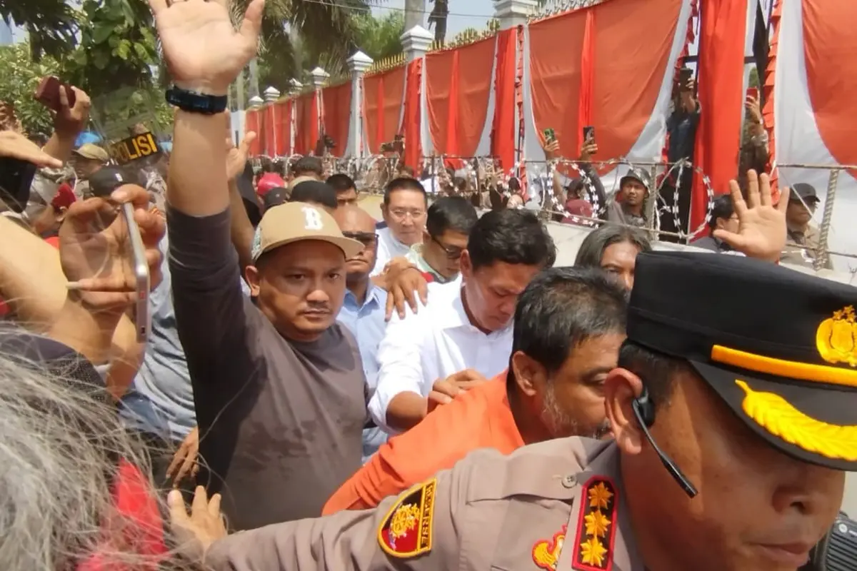 Wakil Ketua Komisi III DPR RI Habiburokhman mengaku terkena beberapa kali lemparan botol saat menemui massa aksi protes terhadap Rancangan Undang-Undang (RUU) Pilkada yang memadati depan gerbang utama kompleks parlemen, Jakarta, Kamis (22/8/2024).