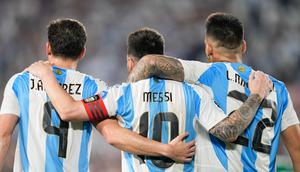 Lionel Messi tampil memukau saat membawa Timnas Argentina berhadapan dengan Timnas Bolivia pada matchday ke-10 Kualifikasi Piala Dunia 2026 Zona CONMEBOL. La Pulga memborong tiga gol. (AP Photo/Natacha Pisarenko)