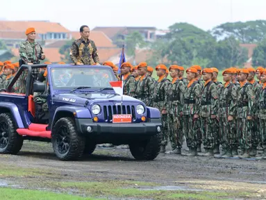 Presiden Jokowi saat mengunjungi Markas Komando Korps Pasukan Khas (Mako Korps Paskhas) di Lanud Sulaiman, Bandung, Selasa (15/11). Kedatangan Presiden Jokowi ini untuk memeriksa kesiapan pasukan. (Biro Pers/Kris)