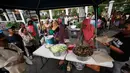 Pelanggan mengantre makanan gratis di warung tenda Shodaqoh, di kawasan titik nol Km Yogyakarta, Jumat (8/4). Warung yang hanya buka setiap hari Jumat pada pukul 11.00-13.00 WIB ini digratiskan untuk kaum fakir miskin dan dhuafa. (Foto: Boy Harjanto)