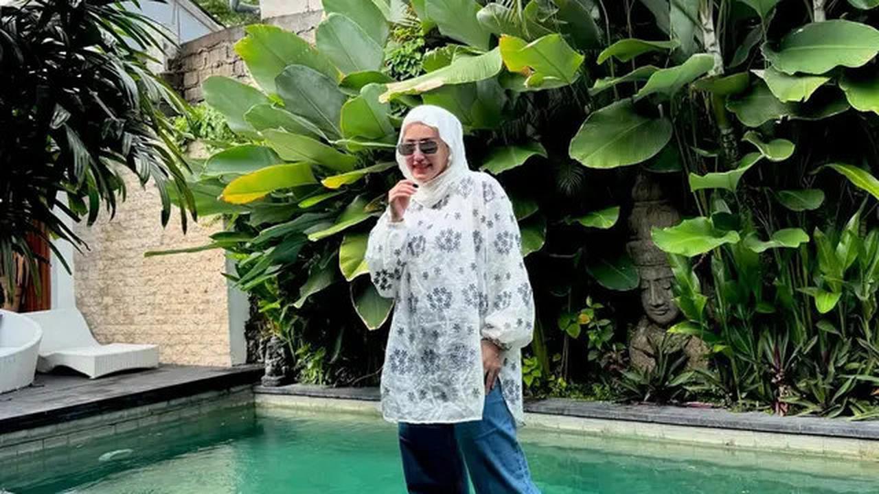 Gaya Adelia Istri Pasha Pakai Hijab Meleyot, Intip Padu Padannya yang Modis dan Elegan