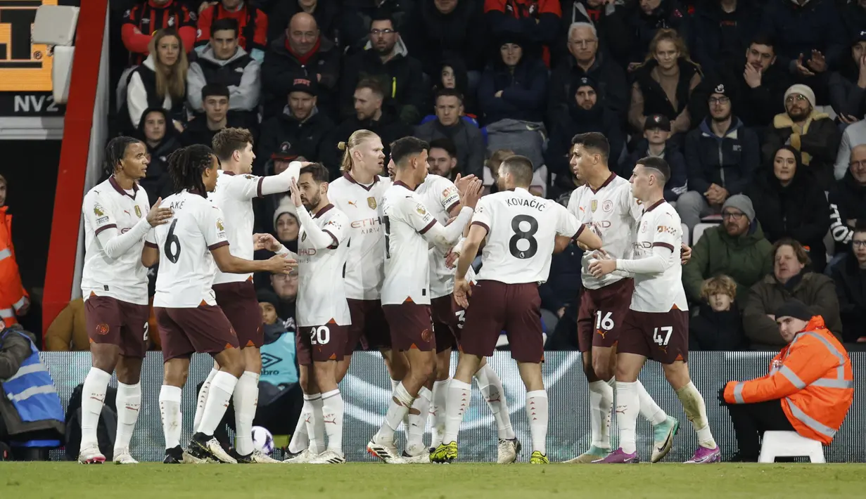 Pemain Manchester City merayakan gol yang dicetak oleh Phil Foden pada laga lanjutan Liga Inggris 2023/2024 melawan Bournemouth yang berlangsung di Vitality Stadium, Bournemouth, Inggris, Minggu (25/02/2024) dini hari WIB. (AP Photo/David Cliff)