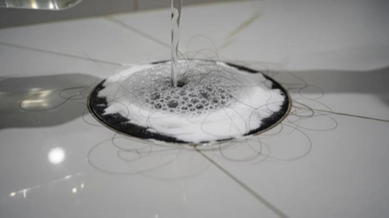 Sering Terjadi! Rambut Rontok Sumbat Lubang Saluran di Kamar Mandi, Begini Cara Bersihkan Tanpa Menyentuhnya