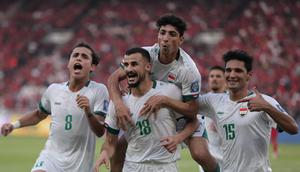 Selebrasi para pemain Irak merayakan gol ke gawang Indonesia yang dicetak Aymen Hussein (tengah) melalui eksekusi penalti pada laga Grup F putaran kedua Kualifikasi Piala Dunia 2026 zona Asia di Stadion Utama Gelora Bung Karno (SUGBK), Senayan, Jakarta, Kamis (6/6/2024). (Bola.com/Abdul Aziz)