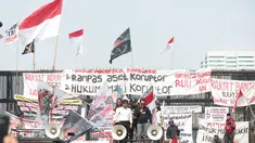 Sejumlah massa Aliansi Masyarakat Pati Bersatu (AMPB) menggelar aksi unjuk rasa di depan kompleks gedung wakil rakyat, Jakarta, Kamis (27/8/2026). Dalam aksinya, mereka menyuarakan tuntutan terkait pemberantasan korupsi, termasuk mendesak DPR dan pemerintah segera mengesahkan RUU Perampasan Aset serta menerapkan hukuman terberat bagi koruptor. (KLY/Budy Santoso)