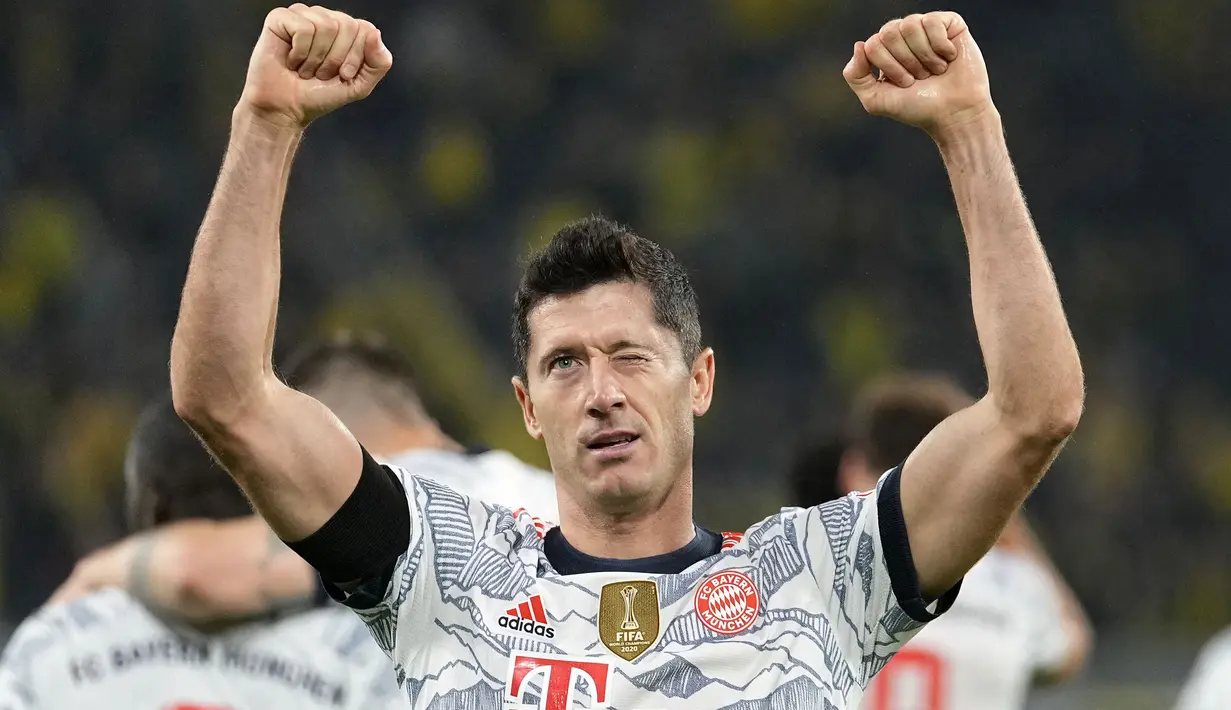 Harapan yang mulai tumbuh di pihak Borussia Dortmund akhirnya dipatahkan oleh Robert Lewandwoski. Memanfaatkan blunder Manuel Akanji di menit ke-74, Lewandowski berhasil memaksa kiper Gregor Kobel untuk memungut bola dari dalam gawangnya. (Foto: AP/Martin Meissner)